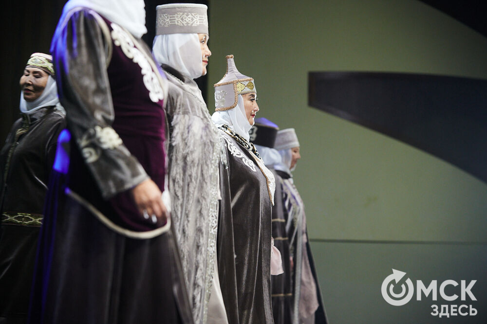 В Омске прошёл XXIV Евразийский конкурс высокой моды национального костюма "Этно-Эрато". Свои коллекции, созданные по традиционным технологиям, представили более 30 дизайнеров из разных регионов страны: от Урала до Хабаровского края, а также республики Казахстан. Фото: Илья Петров