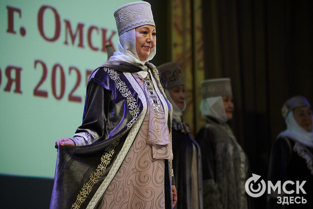В Омске прошёл XXIV Евразийский конкурс высокой моды национального костюма "Этно-Эрато". Свои коллекции, созданные по традиционным технологиям, представили более 30 дизайнеров из разных регионов страны: от Урала до Хабаровского края, а также республики Казахстан. Фото: Илья Петров