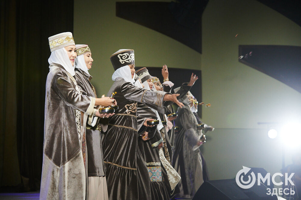 В Омске прошёл XXIV Евразийский конкурс высокой моды национального костюма "Этно-Эрато". Свои коллекции, созданные по традиционным технологиям, представили более 30 дизайнеров из разных регионов страны: от Урала до Хабаровского края, а также республики Казахстан. Фото: Илья Петров
