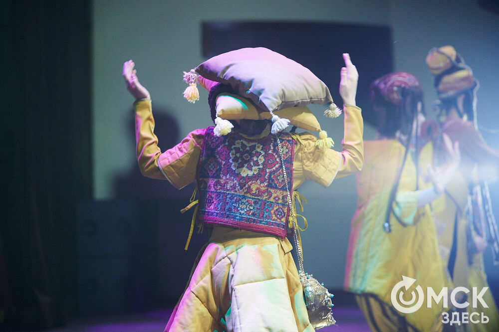 В Омске прошёл XXIV Евразийский конкурс высокой моды национального костюма "Этно-Эрато". Свои коллекции, созданные по традиционным технологиям, представили более 30 дизайнеров из разных регионов страны: от Урала до Хабаровского края, а также республики Казахстан. Фото: Илья Петров