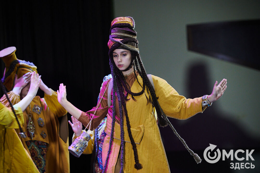 В Омске прошёл XXIV Евразийский конкурс высокой моды национального костюма "Этно-Эрато". Свои коллекции, созданные по традиционным технологиям, представили более 30 дизайнеров из разных регионов страны: от Урала до Хабаровского края, а также республики Казахстан. Фото: Илья Петров