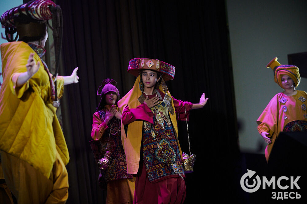 В Омске прошёл XXIV Евразийский конкурс высокой моды национального костюма "Этно-Эрато". Свои коллекции, созданные по традиционным технологиям, представили более 30 дизайнеров из разных регионов страны: от Урала до Хабаровского края, а также республики Казахстан. Фото: Илья Петров