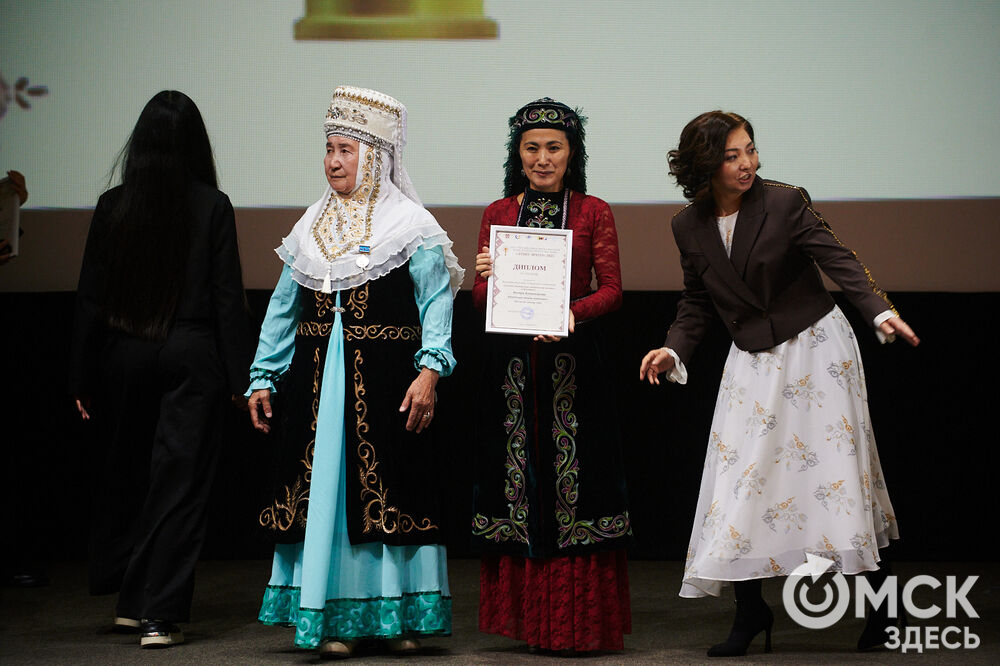 В Омске прошёл XXIV Евразийский конкурс высокой моды национального костюма "Этно-Эрато". Свои коллекции, созданные по традиционным технологиям, представили более 30 дизайнеров из разных регионов страны: от Урала до Хабаровского края, а также республики Казахстан. Фото: Илья Петров