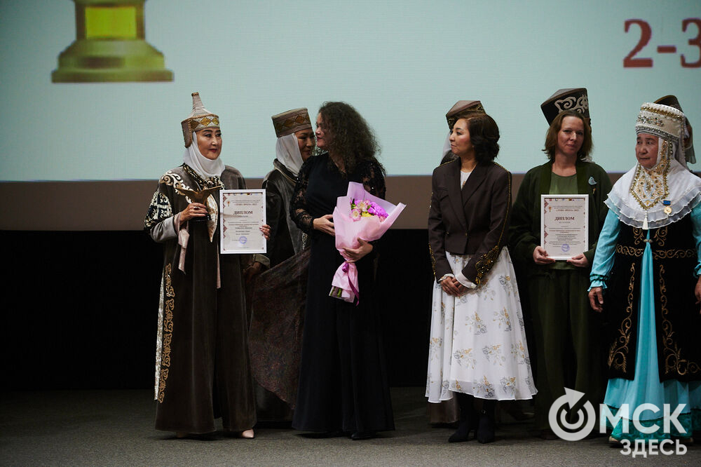 В Омске прошёл XXIV Евразийский конкурс высокой моды национального костюма "Этно-Эрато". Свои коллекции, созданные по традиционным технологиям, представили более 30 дизайнеров из разных регионов страны: от Урала до Хабаровского края, а также республики Казахстан. Фото: Илья Петров