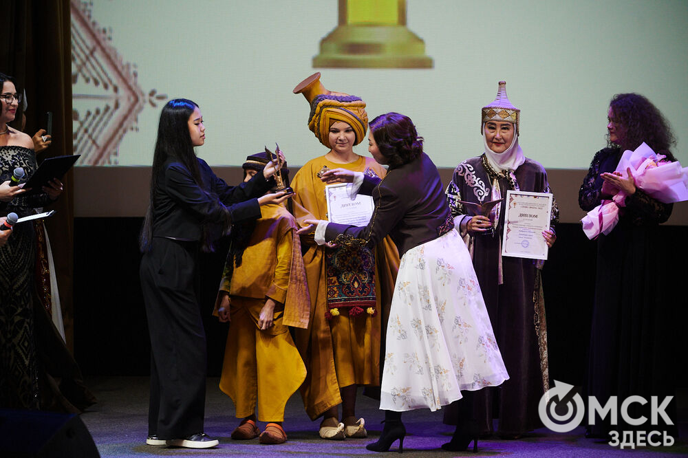 В Омске прошёл XXIV Евразийский конкурс высокой моды национального костюма "Этно-Эрато". Свои коллекции, созданные по традиционным технологиям, представили более 30 дизайнеров из разных регионов страны: от Урала до Хабаровского края, а также республики Казахстан. Фото: Илья Петров