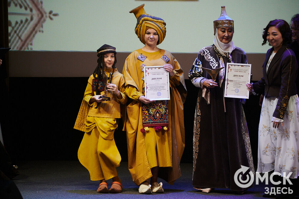 В Омске прошёл XXIV Евразийский конкурс высокой моды национального костюма "Этно-Эрато". Свои коллекции, созданные по традиционным технологиям, представили более 30 дизайнеров из разных регионов страны: от Урала до Хабаровского края, а также республики Казахстан. Фото: Илья Петров