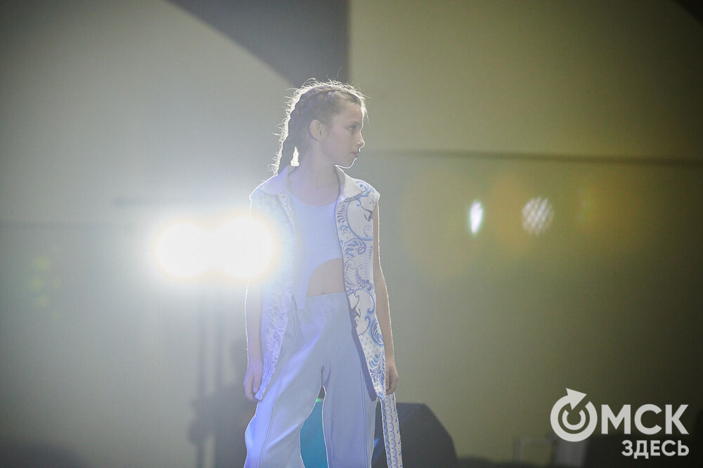 В Омске прошёл XXIV Евразийский конкурс высокой моды национального костюма "Этно-Эрато". Свои коллекции, созданные по традиционным технологиям, представили более 30 дизайнеров из разных регионов страны: от Урала до Хабаровского края, а также республики Казахстан. Фото: Илья Петров