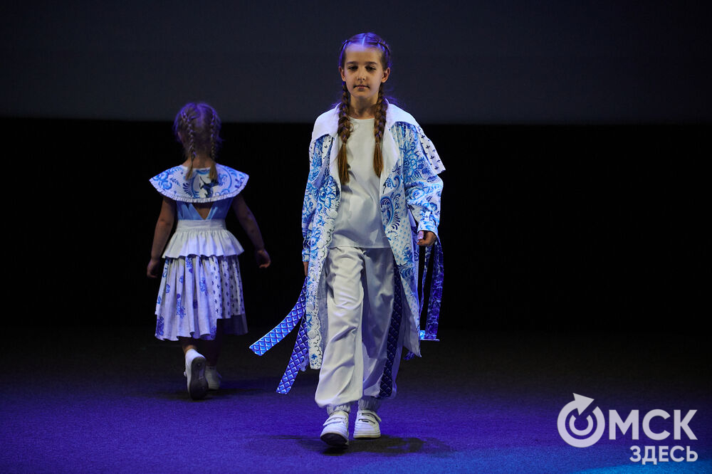 В Омске прошёл XXIV Евразийский конкурс высокой моды национального костюма "Этно-Эрато". Свои коллекции, созданные по традиционным технологиям, представили более 30 дизайнеров из разных регионов страны: от Урала до Хабаровского края, а также республики Казахстан. Фото: Илья Петров