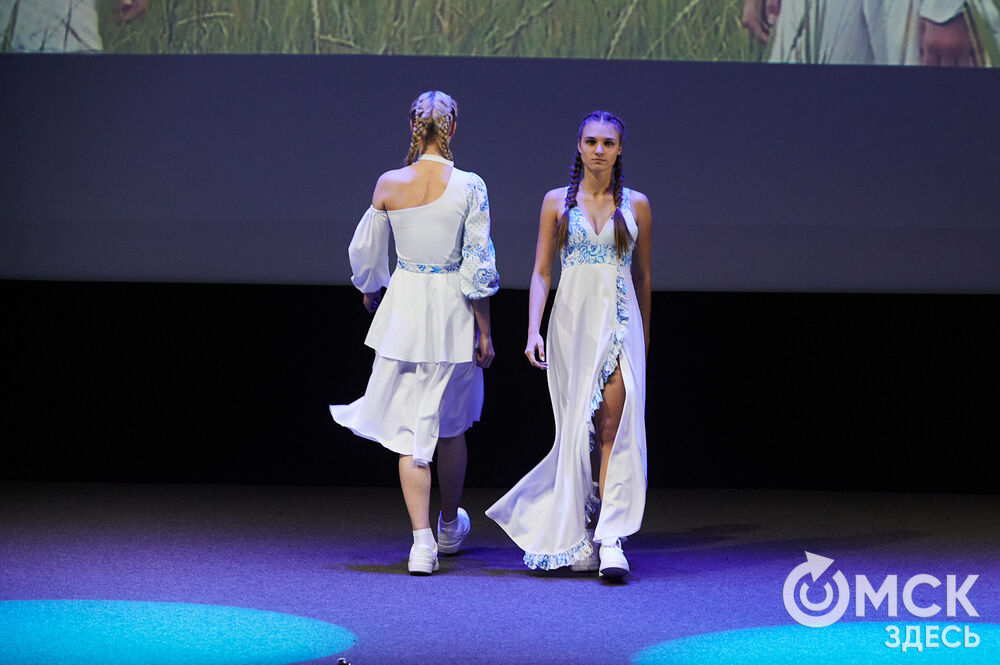 В Омске прошёл XXIV Евразийский конкурс высокой моды национального костюма "Этно-Эрато". Свои коллекции, созданные по традиционным технологиям, представили более 30 дизайнеров из разных регионов страны: от Урала до Хабаровского края, а также республики Казахстан. Фото: Илья Петров