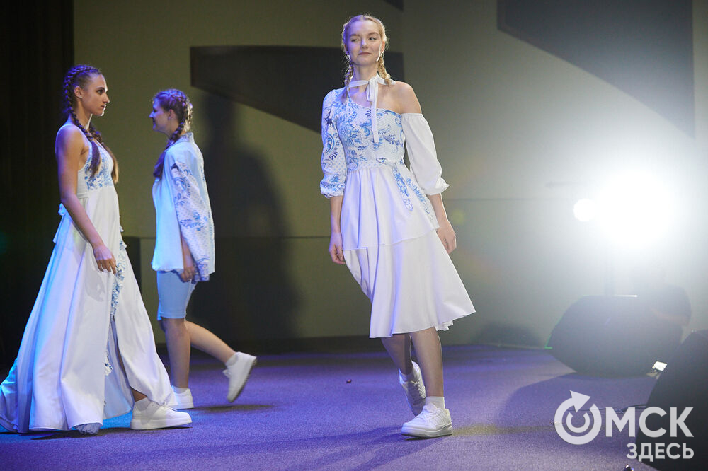 В Омске прошёл XXIV Евразийский конкурс высокой моды национального костюма "Этно-Эрато". Свои коллекции, созданные по традиционным технологиям, представили более 30 дизайнеров из разных регионов страны: от Урала до Хабаровского края, а также республики Казахстан. Фото: Илья Петров