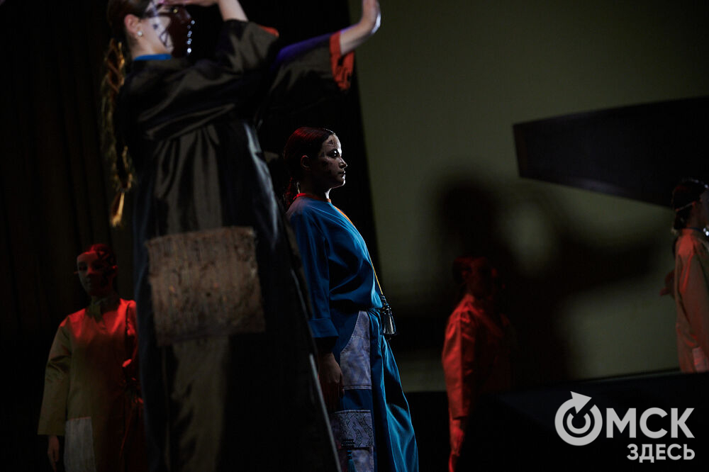 В Омске прошёл XXIV Евразийский конкурс высокой моды национального костюма "Этно-Эрато". Свои коллекции, созданные по традиционным технологиям, представили более 30 дизайнеров из разных регионов страны: от Урала до Хабаровского края, а также республики Казахстан. Фото: Илья Петров