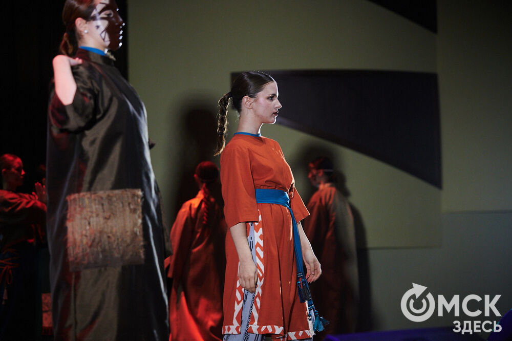 В Омске прошёл XXIV Евразийский конкурс высокой моды национального костюма "Этно-Эрато". Свои коллекции, созданные по традиционным технологиям, представили более 30 дизайнеров из разных регионов страны: от Урала до Хабаровского края, а также республики Казахстан. Фото: Илья Петров