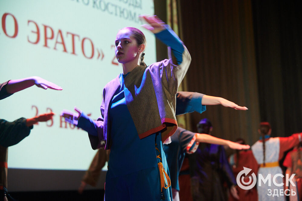 В Омске прошёл XXIV Евразийский конкурс высокой моды национального костюма "Этно-Эрато". Свои коллекции, созданные по традиционным технологиям, представили более 30 дизайнеров из разных регионов страны: от Урала до Хабаровского края, а также республики Казахстан. Фото: Илья Петров