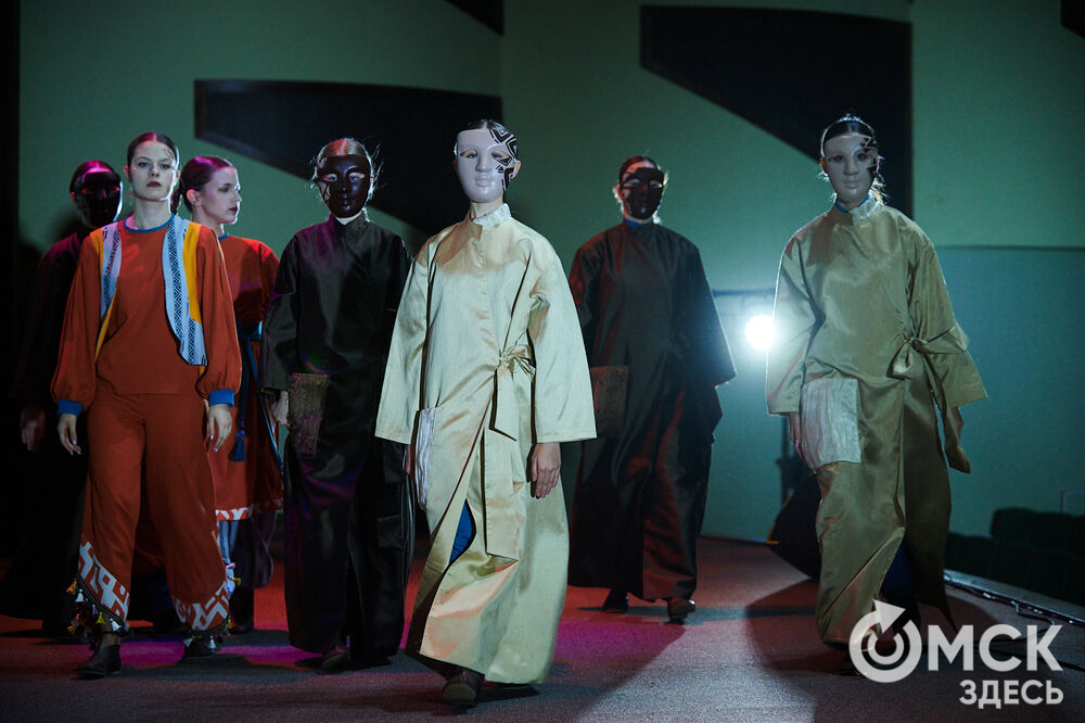 В Омске прошёл XXIV Евразийский конкурс высокой моды национального костюма "Этно-Эрато". Свои коллекции, созданные по традиционным технологиям, представили более 30 дизайнеров из разных регионов страны: от Урала до Хабаровского края, а также республики Казахстан. Фото: Илья Петров