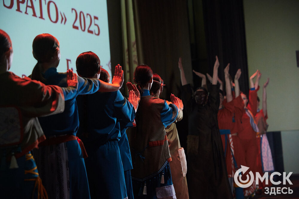 В Омске прошёл XXIV Евразийский конкурс высокой моды национального костюма "Этно-Эрато". Свои коллекции, созданные по традиционным технологиям, представили более 30 дизайнеров из разных регионов страны: от Урала до Хабаровского края, а также республики Казахстан. Фото: Илья Петров