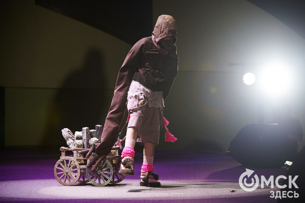 В Омске прошёл XXIV Евразийский конкурс высокой моды национального костюма "Этно-Эрато". Свои коллекции, созданные по традиционным технологиям, представили более 30 дизайнеров из разных регионов страны: от Урала до Хабаровского края, а также республики Казахстан. Фото: Илья Петров