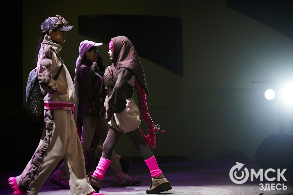 В Омске прошёл XXIV Евразийский конкурс высокой моды национального костюма "Этно-Эрато". Свои коллекции, созданные по традиционным технологиям, представили более 30 дизайнеров из разных регионов страны: от Урала до Хабаровского края, а также республики Казахстан. Фото: Илья Петров