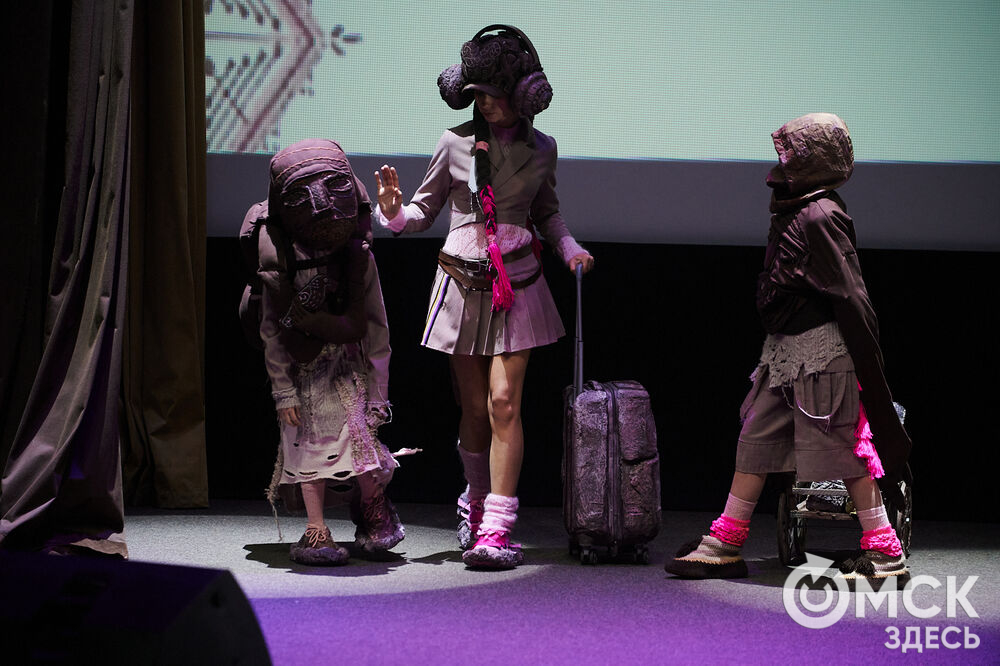 В Омске прошёл XXIV Евразийский конкурс высокой моды национального костюма "Этно-Эрато". Свои коллекции, созданные по традиционным технологиям, представили более 30 дизайнеров из разных регионов страны: от Урала до Хабаровского края, а также республики Казахстан. Фото: Илья Петров