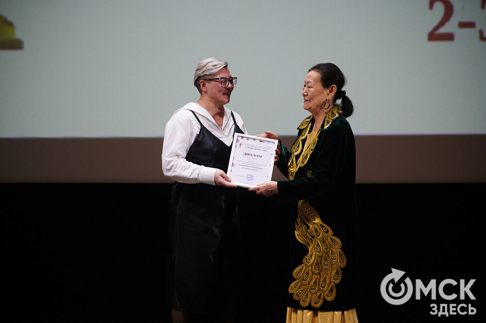 В Омске прошёл XXIV Евразийский конкурс высокой моды национального костюма "Этно-Эрато". Свои коллекции, созданные по традиционным технологиям, представили более 30 дизайнеров из разных регионов страны: от Урала до Хабаровского края, а также республики Казахстан. Фото: Илья Петров