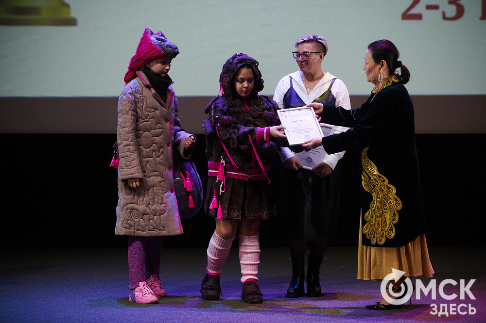 В Омске прошёл XXIV Евразийский конкурс высокой моды национального костюма "Этно-Эрато". Свои коллекции, созданные по традиционным технологиям, представили более 30 дизайнеров из разных регионов страны: от Урала до Хабаровского края, а также республики Казахстан. Фото: Илья Петров