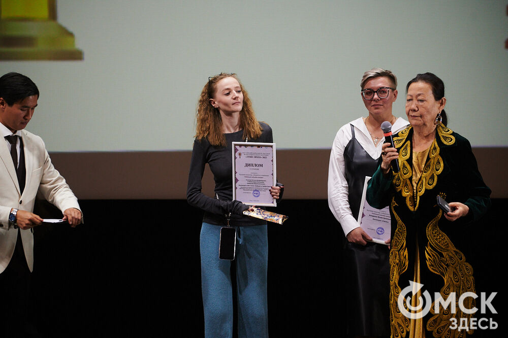 В Омске прошёл XXIV Евразийский конкурс высокой моды национального костюма "Этно-Эрато". Свои коллекции, созданные по традиционным технологиям, представили более 30 дизайнеров из разных регионов страны: от Урала до Хабаровского края, а также республики Казахстан. Фото: Илья Петров