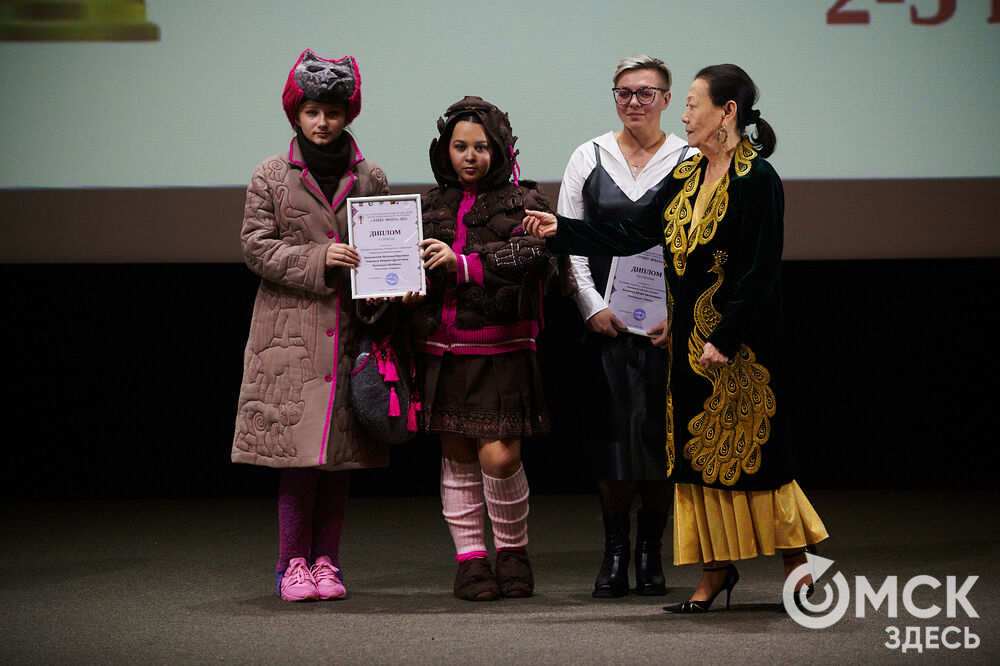 В Омске прошёл XXIV Евразийский конкурс высокой моды национального костюма "Этно-Эрато". Свои коллекции, созданные по традиционным технологиям, представили более 30 дизайнеров из разных регионов страны: от Урала до Хабаровского края, а также республики Казахстан. Фото: Илья Петров