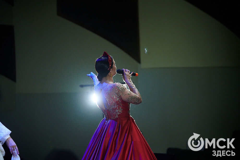 В Омске прошёл XXIV Евразийский конкурс высокой моды национального костюма "Этно-Эрато". Свои коллекции, созданные по традиционным технологиям, представили более 30 дизайнеров из разных регионов страны: от Урала до Хабаровского края, а также республики Казахстан. Фото: Илья Петров