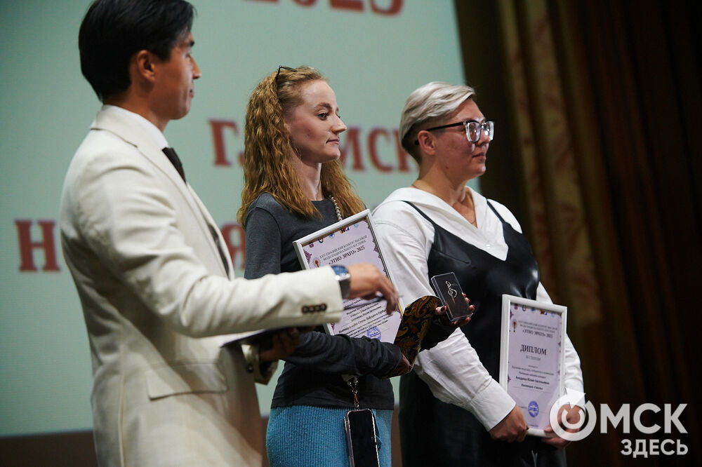 В Омске прошёл XXIV Евразийский конкурс высокой моды национального костюма "Этно-Эрато". Свои коллекции, созданные по традиционным технологиям, представили более 30 дизайнеров из разных регионов страны: от Урала до Хабаровского края, а также республики Казахстан. Фото: Илья Петров