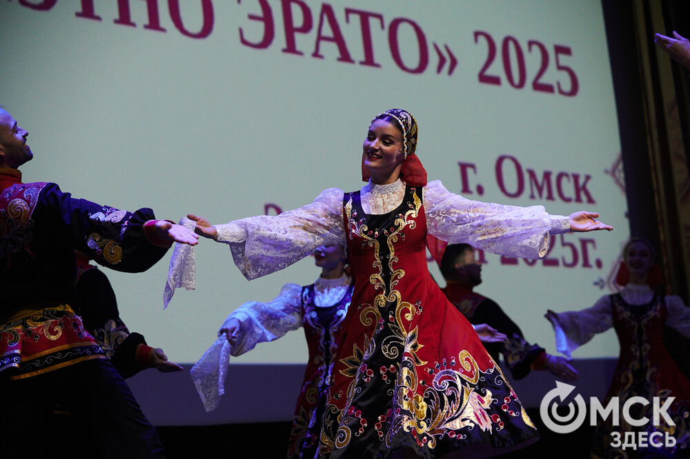 В Омске прошёл XXIV Евразийский конкурс высокой моды национального костюма "Этно-Эрато". Свои коллекции, созданные по традиционным технологиям, представили более 30 дизайнеров из разных регионов страны: от Урала до Хабаровского края, а также республики Казахстан. Фото: Илья Петров