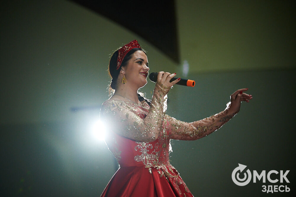 В Омске прошёл XXIV Евразийский конкурс высокой моды национального костюма "Этно-Эрато". Свои коллекции, созданные по традиционным технологиям, представили более 30 дизайнеров из разных регионов страны: от Урала до Хабаровского края, а также республики Казахстан. Фото: Илья Петров