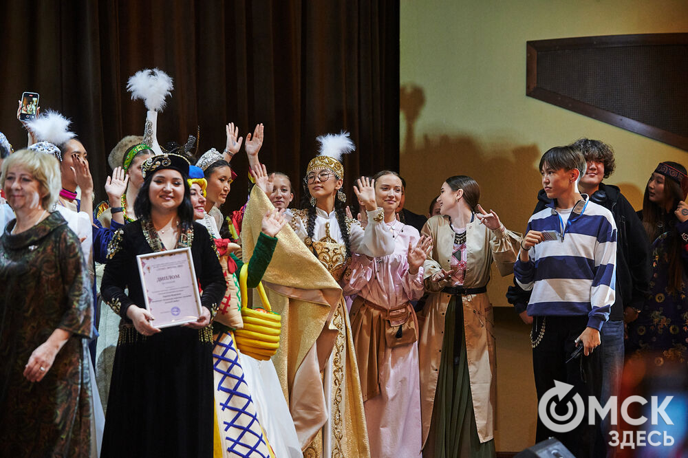В Омске прошёл XXIV Евразийский конкурс высокой моды национального костюма "Этно-Эрато". Свои коллекции, созданные по традиционным технологиям, представили более 30 дизайнеров из разных регионов страны: от Урала до Хабаровского края, а также республики Казахстан. Фото: Илья Петров