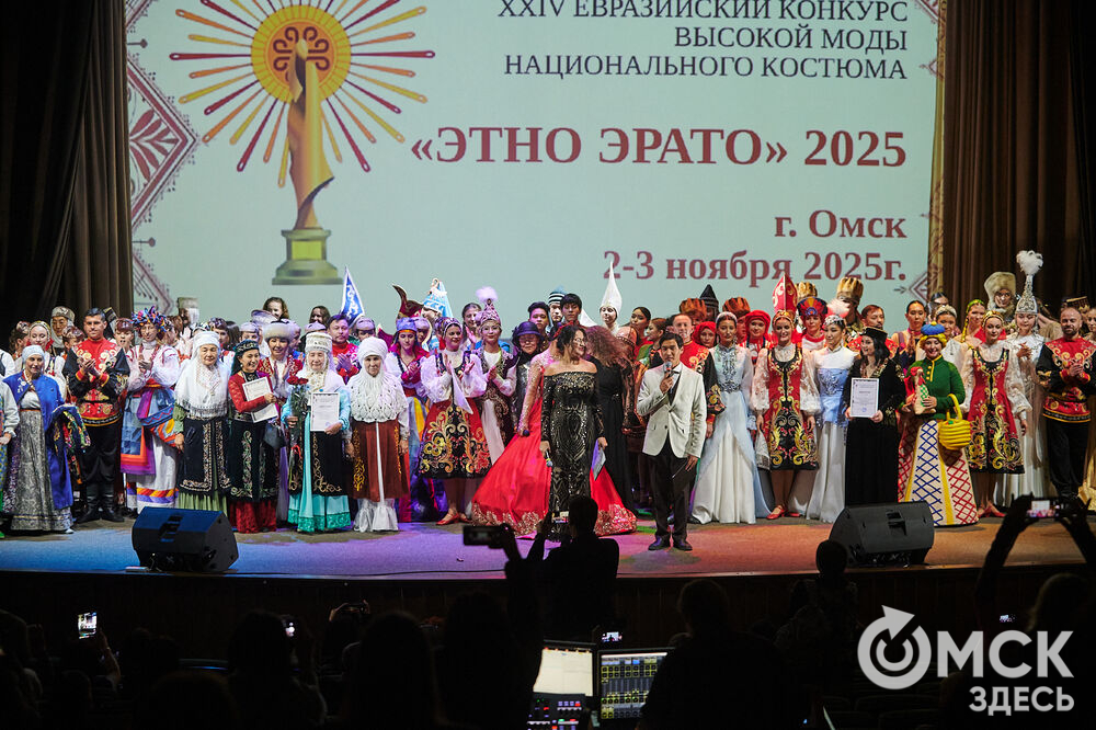 В Омске прошёл XXIV Евразийский конкурс высокой моды национального костюма "Этно-Эрато". Свои коллекции, созданные по традиционным технологиям, представили более 30 дизайнеров из разных регионов страны: от Урала до Хабаровского края, а также республики Казахстан. Фото: Илья Петров