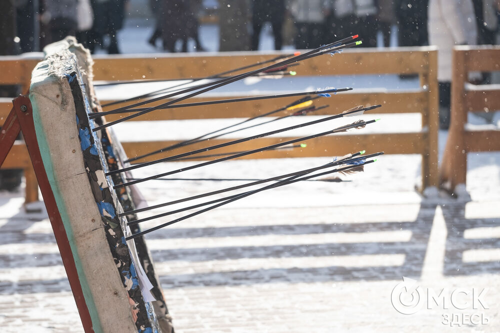 На площади Омской крепости состоялся интерактивный квест, включающий 13 военно-исторических площадок: стрелецкую, пушкарскую, лучную, доспешную, фехтование и другие. Фото: Елизавета Медведева
