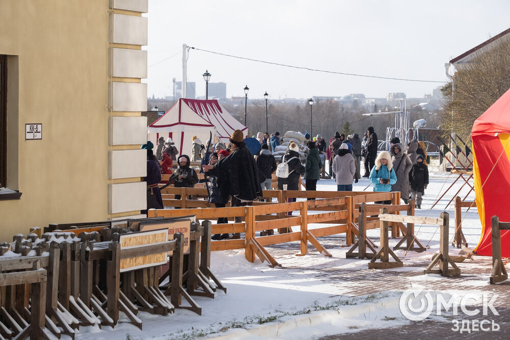 На площади Омской крепости состоялся интерактивный квест, включающий 13 военно-исторических площадок: стрелецкую, пушкарскую, лучную, доспешную, фехтование и другие. Фото: Елизавета Медведева