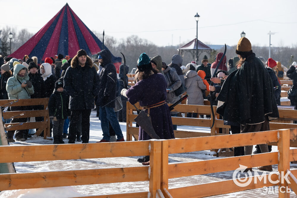 На площади Омской крепости состоялся интерактивный квест, включающий 13 военно-исторических площадок: стрелецкую, пушкарскую, лучную, доспешную, фехтование и другие. Фото: Елизавета Медведева