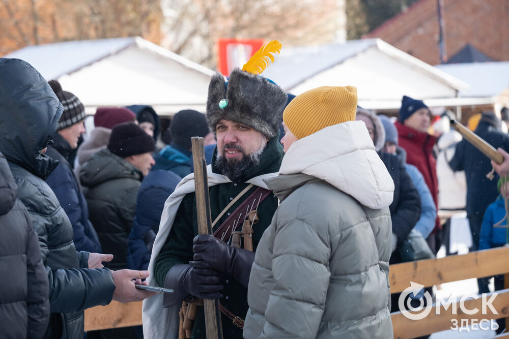На площади Омской крепости состоялся интерактивный квест, включающий 13 военно-исторических площадок: стрелецкую, пушкарскую, лучную, доспешную, фехтование и другие. Фото: Елизавета Медведева