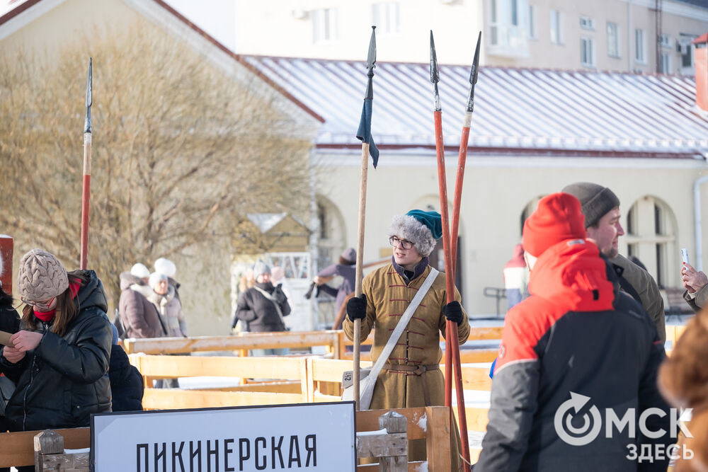 На площади Омской крепости состоялся интерактивный квест, включающий 13 военно-исторических площадок: стрелецкую, пушкарскую, лучную, доспешную, фехтование и другие. Фото: Елизавета Медведева