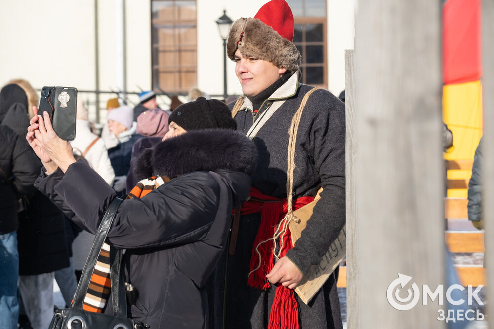 На площади Омской крепости состоялся интерактивный квест, включающий 13 военно-исторических площадок: стрелецкую, пушкарскую, лучную, доспешную, фехтование и другие. Фото: Елизавета Медведева