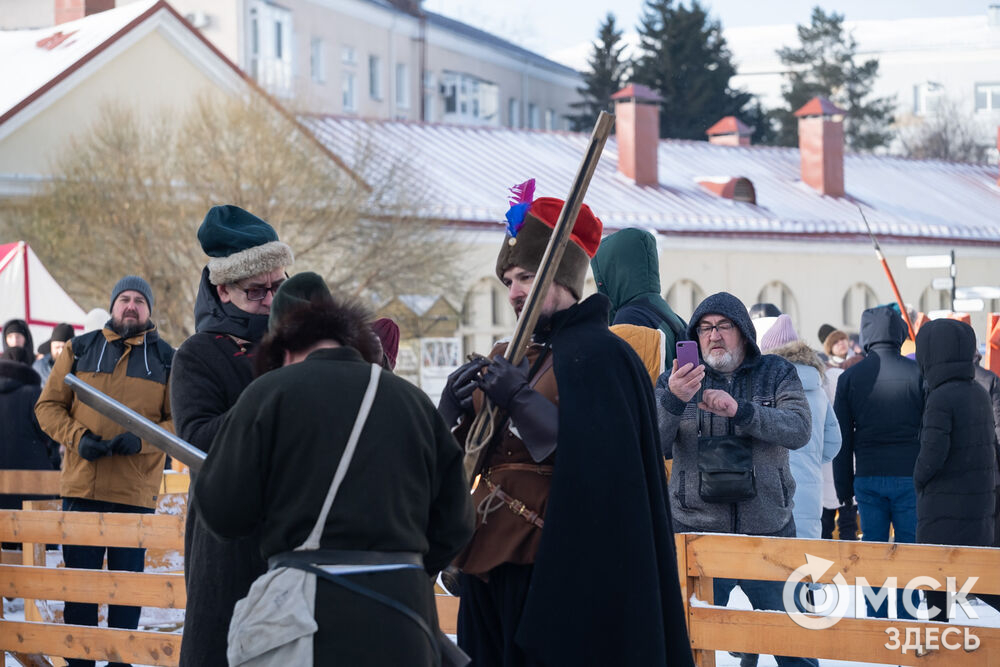 На площади Омской крепости состоялся интерактивный квест, включающий 13 военно-исторических площадок: стрелецкую, пушкарскую, лучную, доспешную, фехтование и другие. Фото: Елизавета Медведева