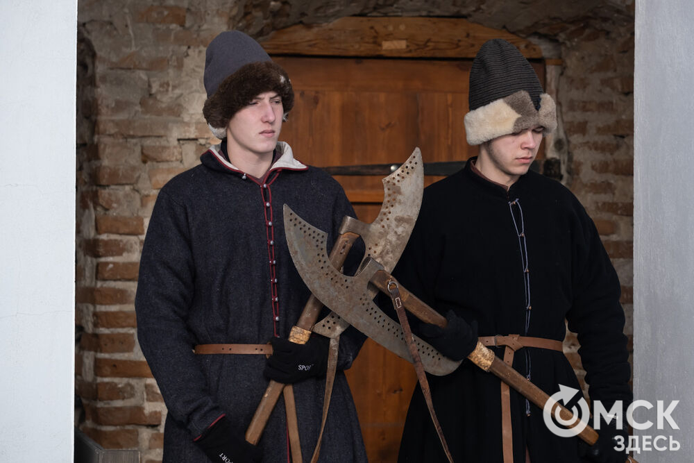 На площади Омской крепости состоялся интерактивный квест, включающий 13 военно-исторических площадок: стрелецкую, пушкарскую, лучную, доспешную, фехтование и другие. Фото: Елизавета Медведева