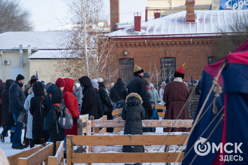 На площади Омской крепости состоялся интерактивный квест, включающий 13 военно-исторических площадок: стрелецкую, пушкарскую, лучную, доспешную, фехтование и другие. Фото: Елизавета Медведева