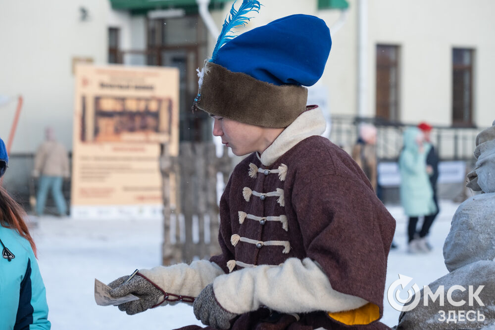 На площади Омской крепости состоялся интерактивный квест, включающий 13 военно-исторических площадок: стрелецкую, пушкарскую, лучную, доспешную, фехтование и другие. Фото: Елизавета Медведева