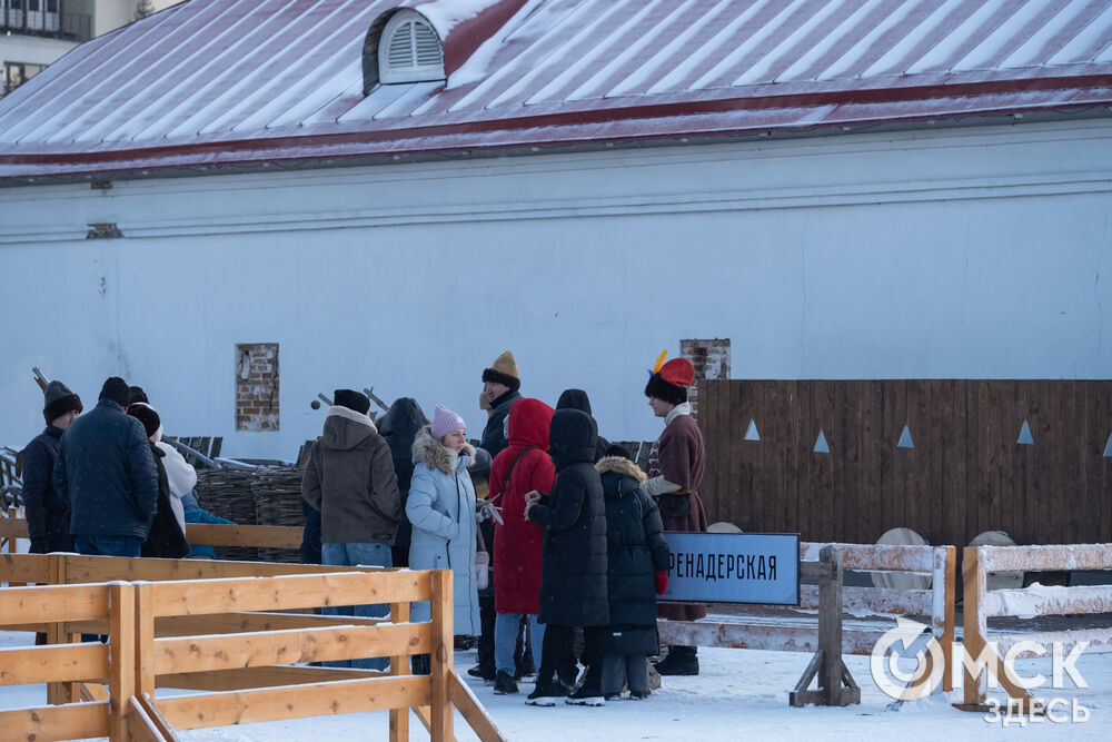 На площади Омской крепости состоялся интерактивный квест, включающий 13 военно-исторических площадок: стрелецкую, пушкарскую, лучную, доспешную, фехтование и другие. Фото: Елизавета Медведева