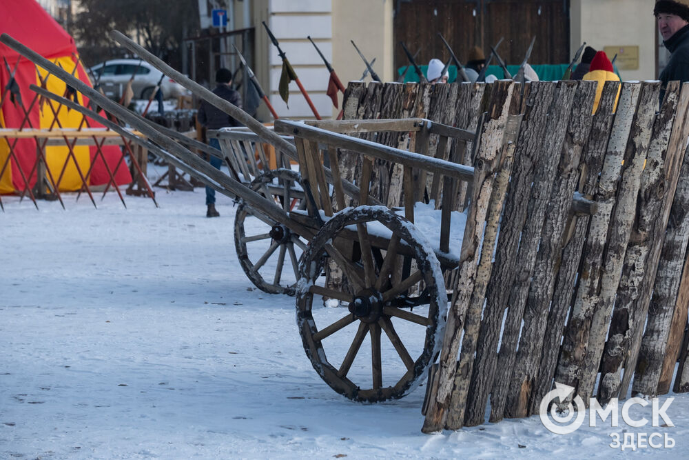 На площади Омской крепости состоялся интерактивный квест, включающий 13 военно-исторических площадок: стрелецкую, пушкарскую, лучную, доспешную, фехтование и другие. Фото: Елизавета Медведева
