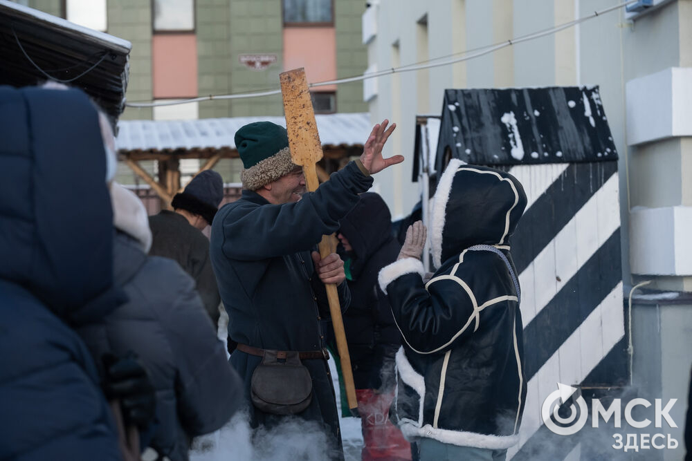 На площади Омской крепости состоялся интерактивный квест, включающий 13 военно-исторических площадок: стрелецкую, пушкарскую, лучную, доспешную, фехтование и другие. Фото: Елизавета Медведева
