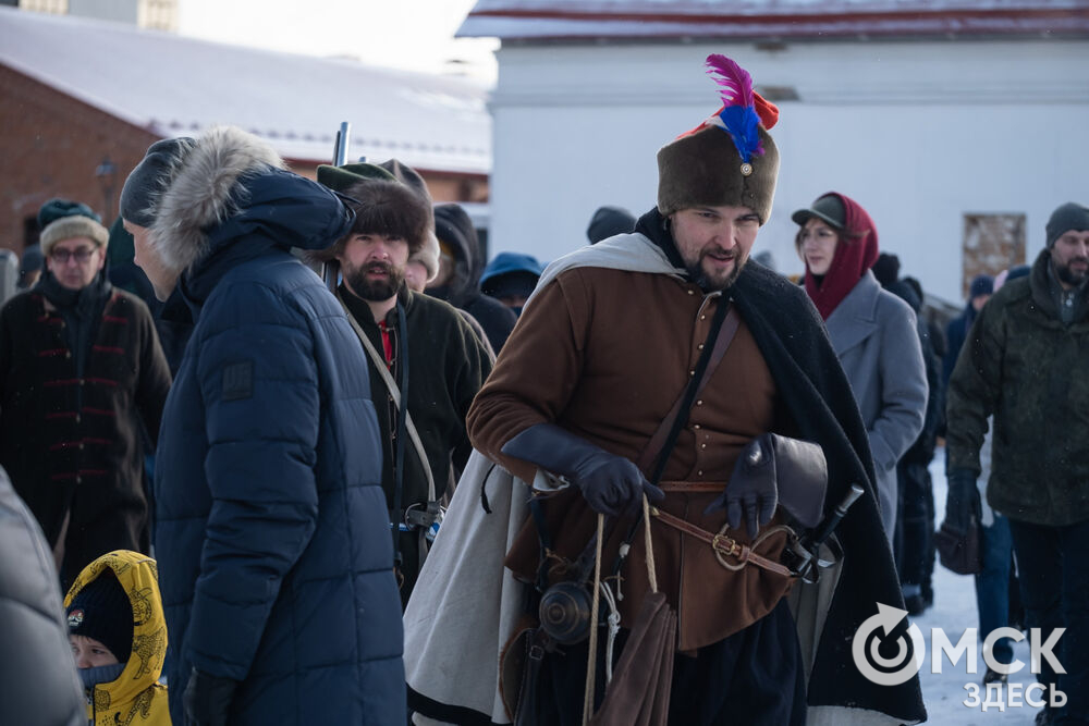 На площади Омской крепости состоялся интерактивный квест, включающий 13 военно-исторических площадок: стрелецкую, пушкарскую, лучную, доспешную, фехтование и другие. Фото: Елизавета Медведева