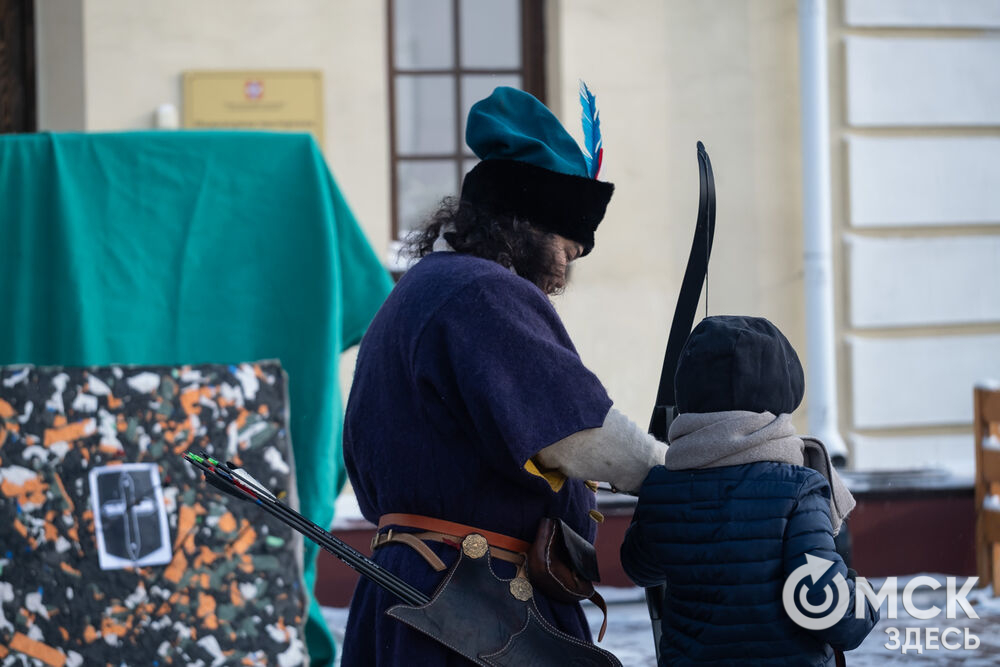 На площади Омской крепости состоялся интерактивный квест, включающий 13 военно-исторических площадок: стрелецкую, пушкарскую, лучную, доспешную, фехтование и другие. Фото: Елизавета Медведева