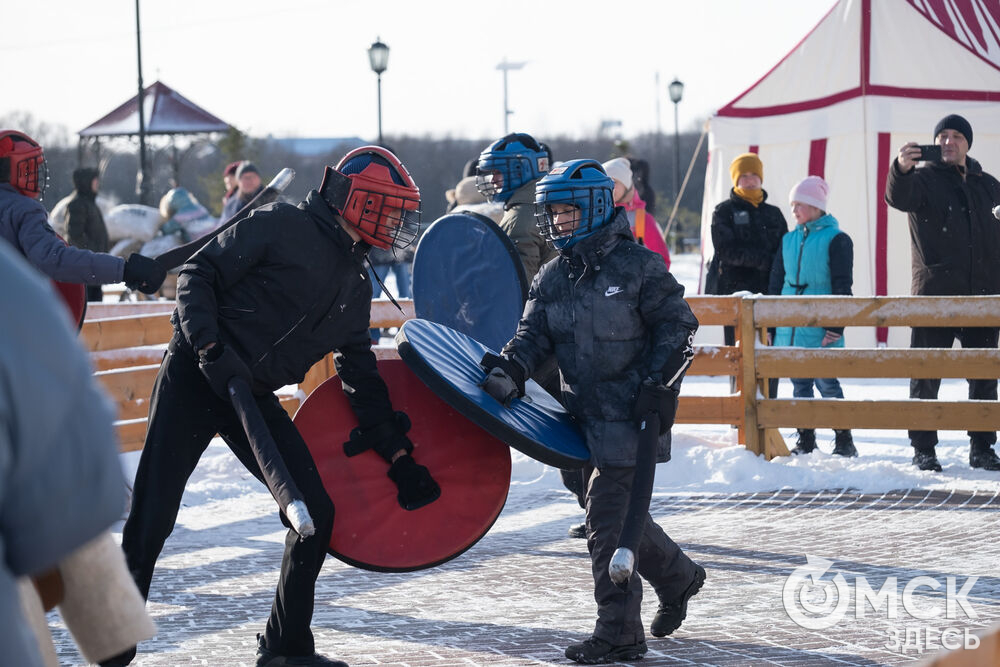 На площади Омской крепости состоялся интерактивный квест, включающий 13 военно-исторических площадок: стрелецкую, пушкарскую, лучную, доспешную, фехтование и другие. Фото: Елизавета Медведева