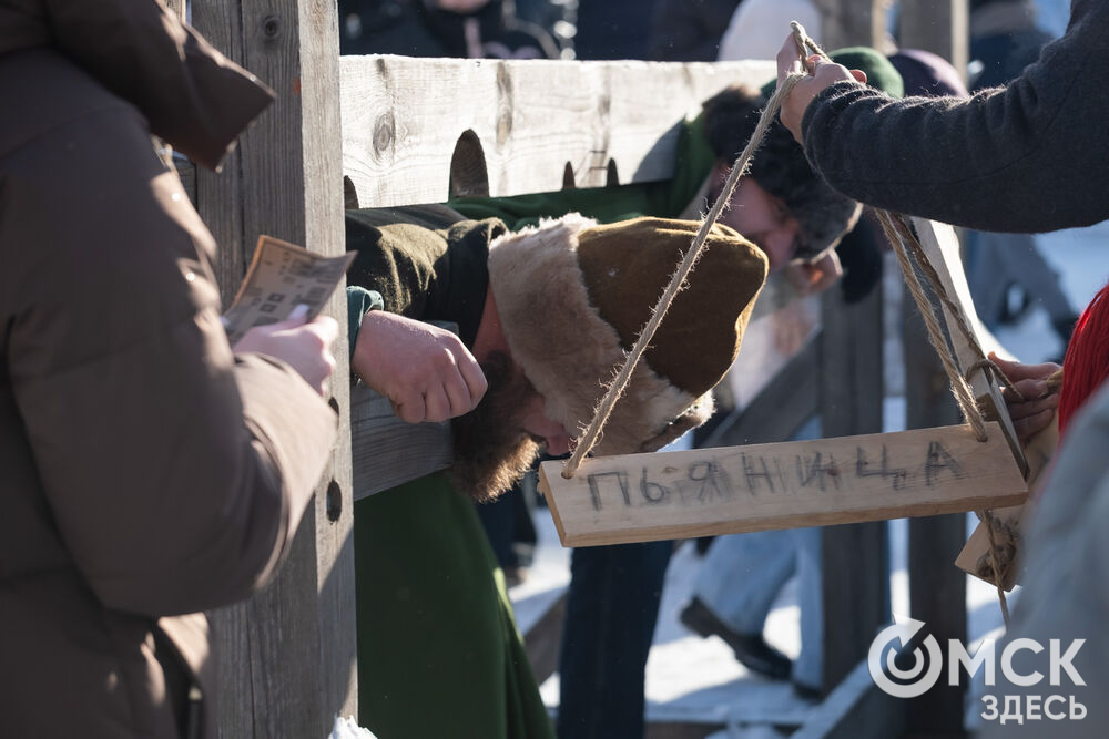 На площади Омской крепости состоялся интерактивный квест, включающий 13 военно-исторических площадок: стрелецкую, пушкарскую, лучную, доспешную, фехтование и другие. Фото: Елизавета Медведева