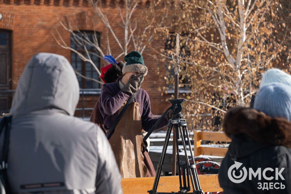 На площади Омской крепости состоялся интерактивный квест, включающий 13 военно-исторических площадок: стрелецкую, пушкарскую, лучную, доспешную, фехтование и другие. Фото: Елизавета Медведева